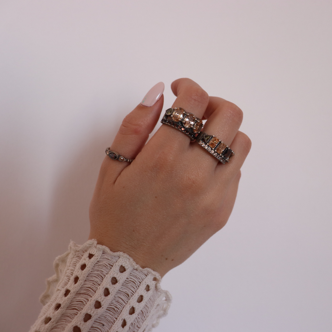 15520 ANILLO PLATA TRES CIRCONITAS CAVA Y CIRCONITAS BROWN, GOTAS VERDE