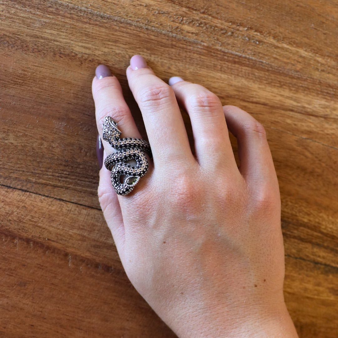 Anillo grande plata serpiente zigzag espinelas