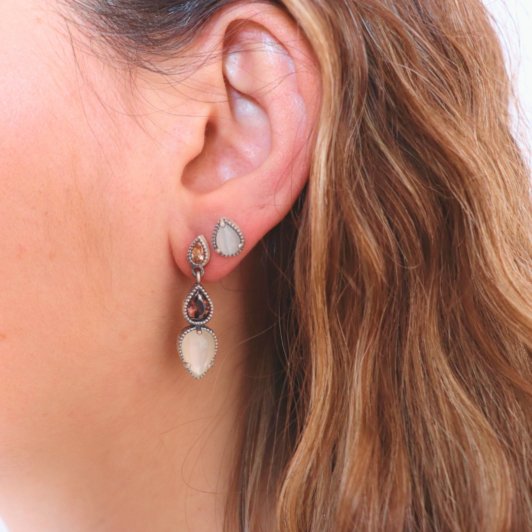 P1125 PENDIENTES BOTÓN PLATA, OJO DE GATO BLANCO
