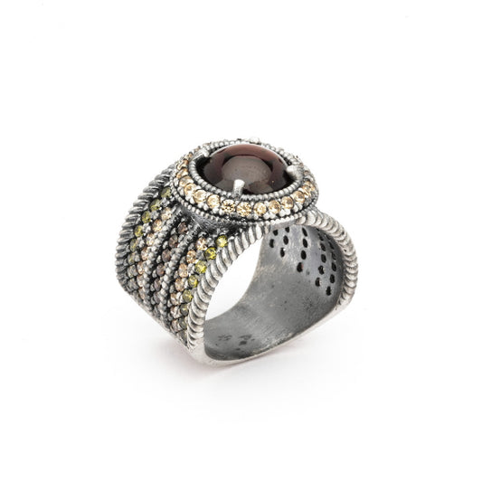 15337 ANILLO PLATA GRANATE Y ORLA CIRCONITAS CAVA, BROWN, VERDE OLIVA.